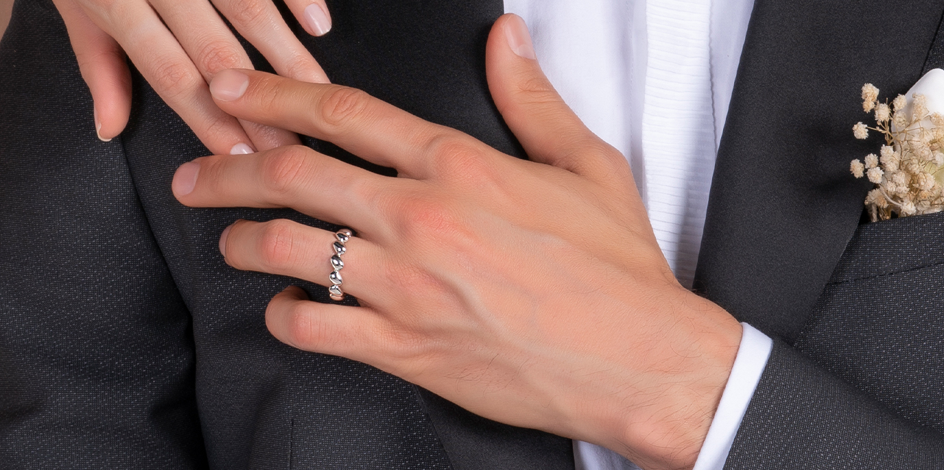 Memoire engagement rings top